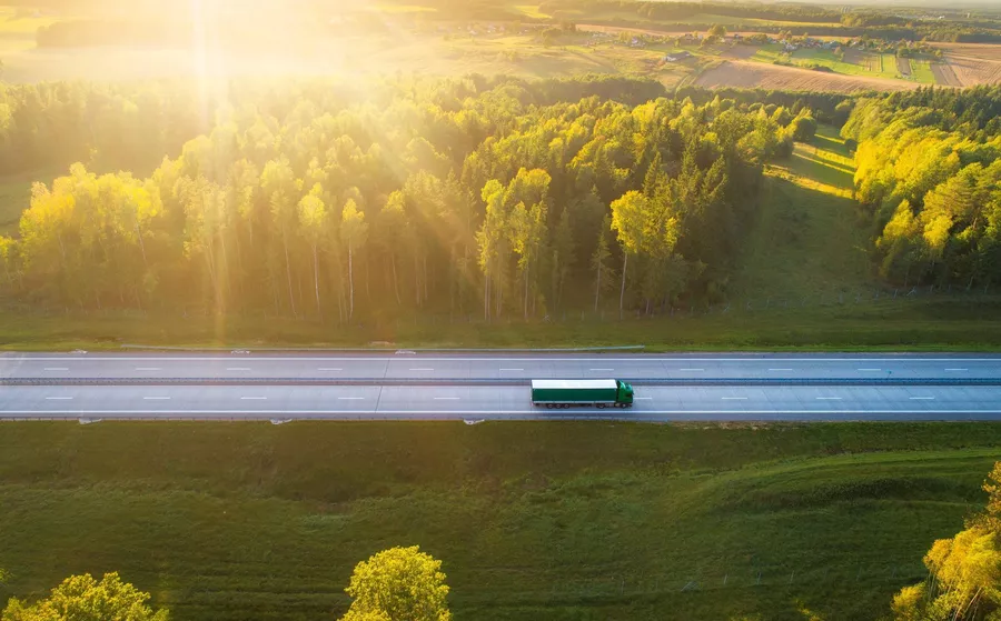 jadący tir